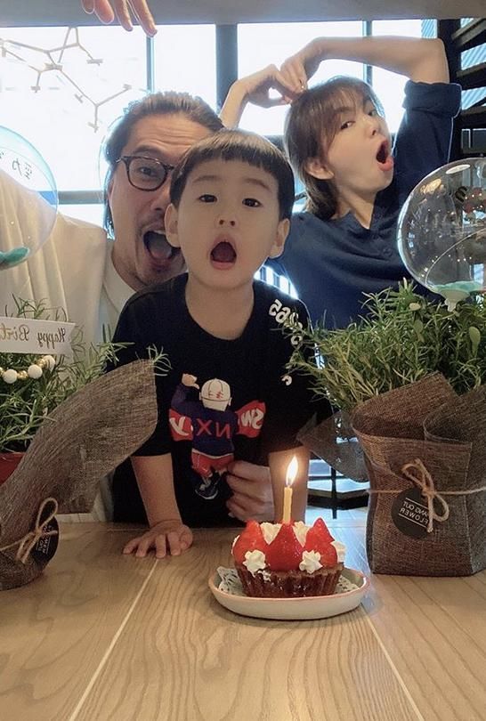 「生日」Ella一家三口为儿子庆3岁生日，蛋糕尺寸太迷你，1米9老公会撒娇