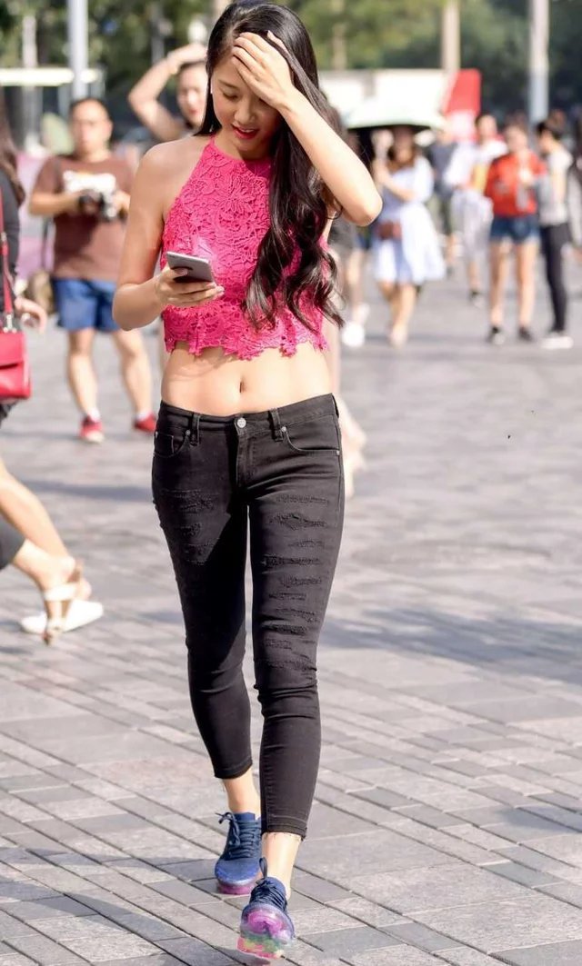 粉红小姐姐漏脐装秀出迷人风景,紧身牛仔绷出的丰满臀线