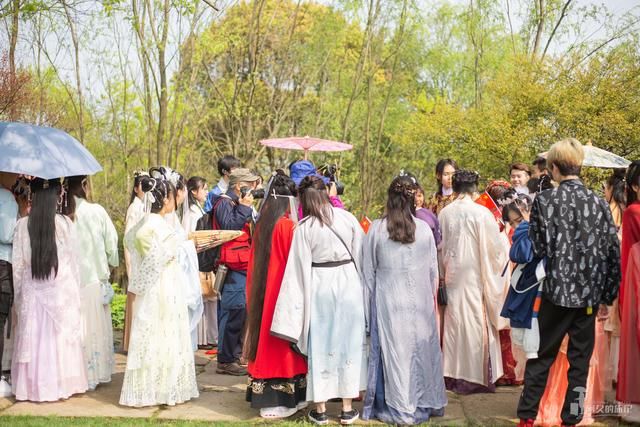 穿着汉服免费游花朝 cosplay也来凑热闹 网友:不伦不类