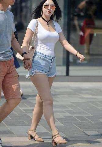 路人街拍，时尚辣妈的紧身裤，穿出减龄效果