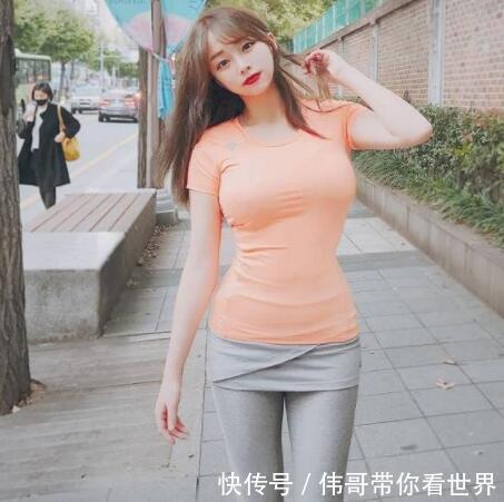 时尚街拍：迷人的紧身裙美女，气质明艳动人