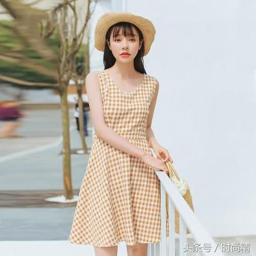 露背连衣裙,性感一点才吸睛