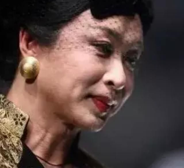 金星真的老了？一身金色旗袍气质绝佳，却在镜头下暴露真面目