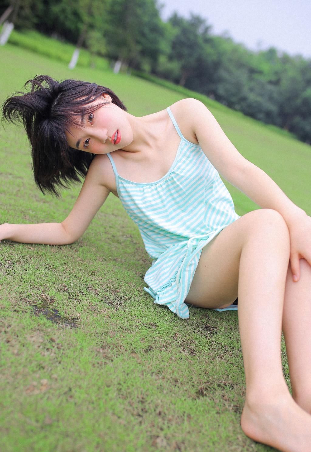 吊带睡衣美女户外性感长腿美女图片