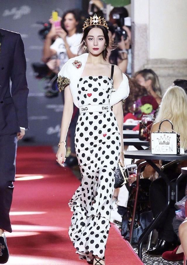 简单的搭配穿在迪丽热巴身上,美得冒泡!网友:我有这身材也美!