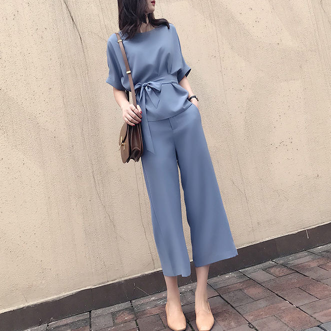 8月立秋后，40岁女人多穿这种时尚套装，尽显女人窈窕身姿，美