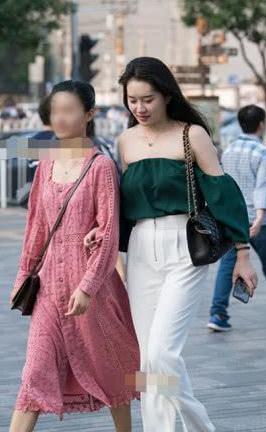 逛街两姐妹白色裤子更显朦胧线条，优雅中透着干练