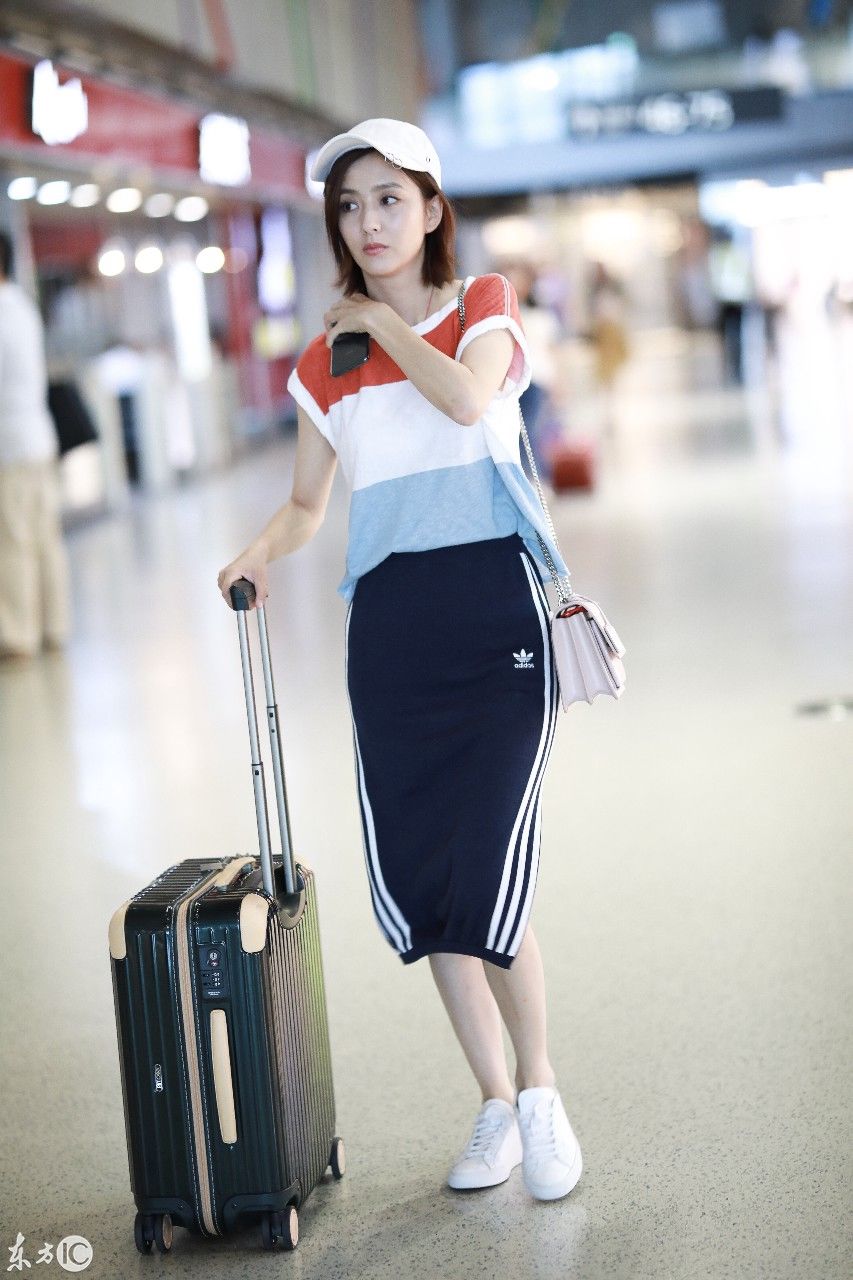 佟丽娅穿的红白蓝宽条T恤搭配包臀开衩裙实在太好看了 美不胜收