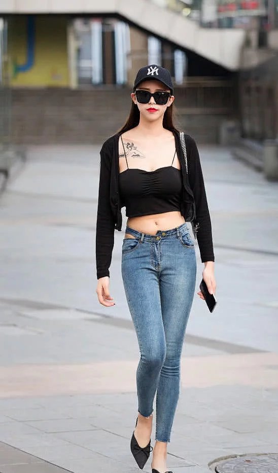 高挑的小姐姐修身穿搭尽显完美的S曲线，摇摆的身姿很有韵味