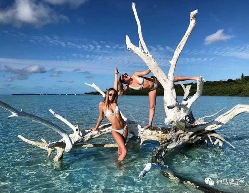 19岁德国公主很任性：晒性感比基尼照，做鬼脸比中指爱马仕背不停