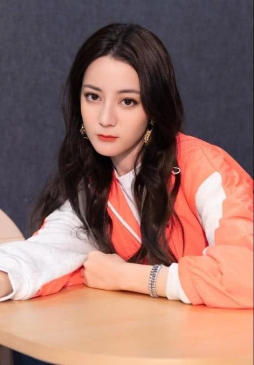 「迪丽」迪丽热巴打扮性感不失知性，看到照片后，网友：立即粉了