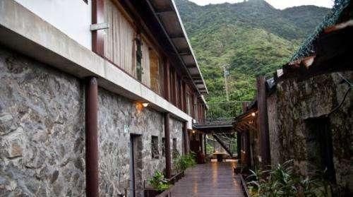 想在山村做一个民宿，自有宅基地，依山而建面积较大，前景怎么样