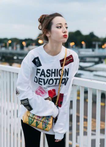 迪丽热巴穿搭吸睛，是继承杨幂，发际线的人！