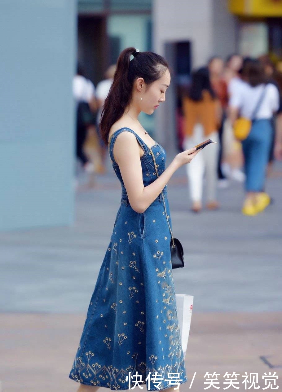 『针织』红色针织吊带衫,凸显了美女身材的曲线美感,很有女人味