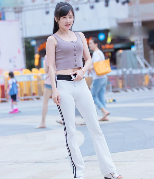 街拍美女：紧身打底裤穿出青春气质，满满潮流范！