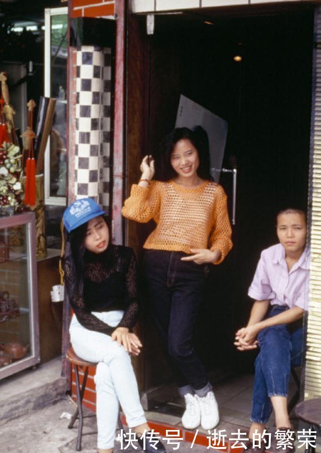  街头|90年代深圳老照片： 经济发展迅速, 街头随处可见大哥大和