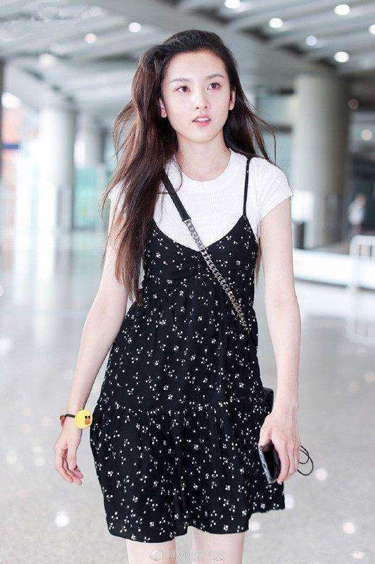 宋祖儿穿牛仔短裤亮相机场, 网友: 烂成这样, 我可不敢穿