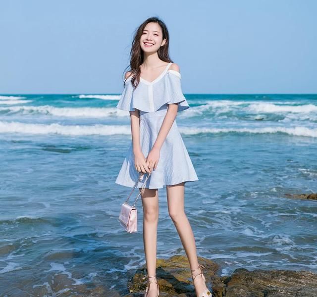 裙子别再穿了、现下流行“一字肩”仙女裙，显白显嫩显腿长、真美