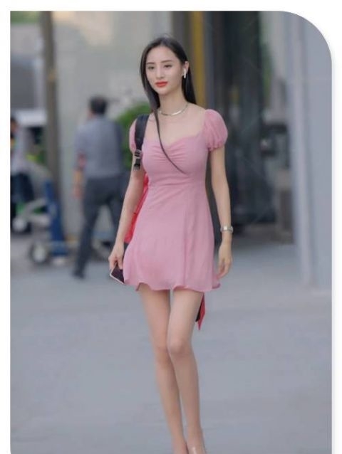 减龄:街拍:小姐姐“粉红芭比”系列的连衣裙,减龄时尚又大气!