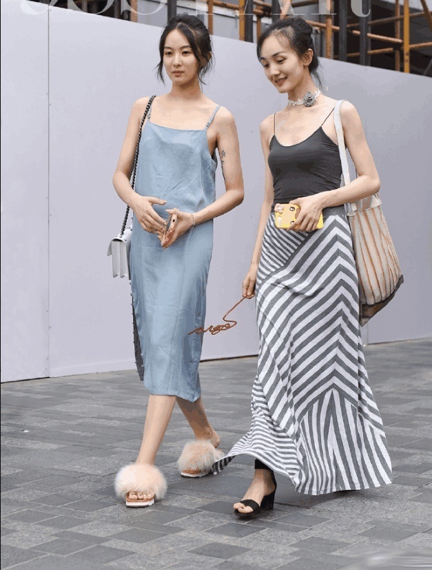 街拍：美女条纹半身裙搭配黑色抹胸吊带，成熟中带着一些小性感！