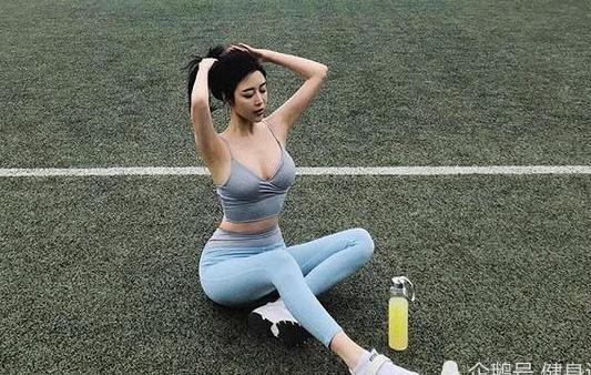 健身女神身材太好,每次夜晚锻炼都带狗!