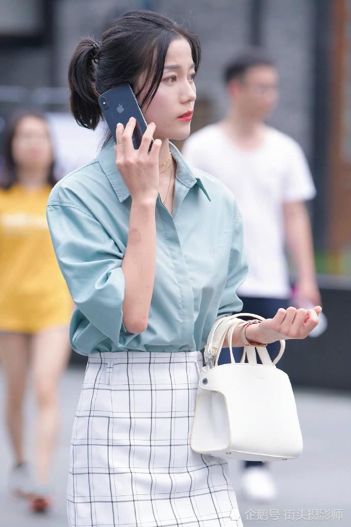  「选择上」中裙配衬衫 这个色系好好看 个性十足 又酷又美丽