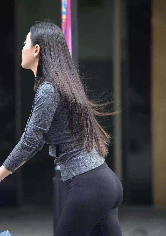 街拍: 为什么女生都喜欢穿紧紧的衣服?