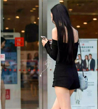 【碎花】街拍:美女碎花上衣配黑色短裤,时尚潮流,酷范十足
