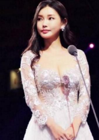 童菲出席某活动，上半身造型让人不敢恭维，网友：也只有这衣服的