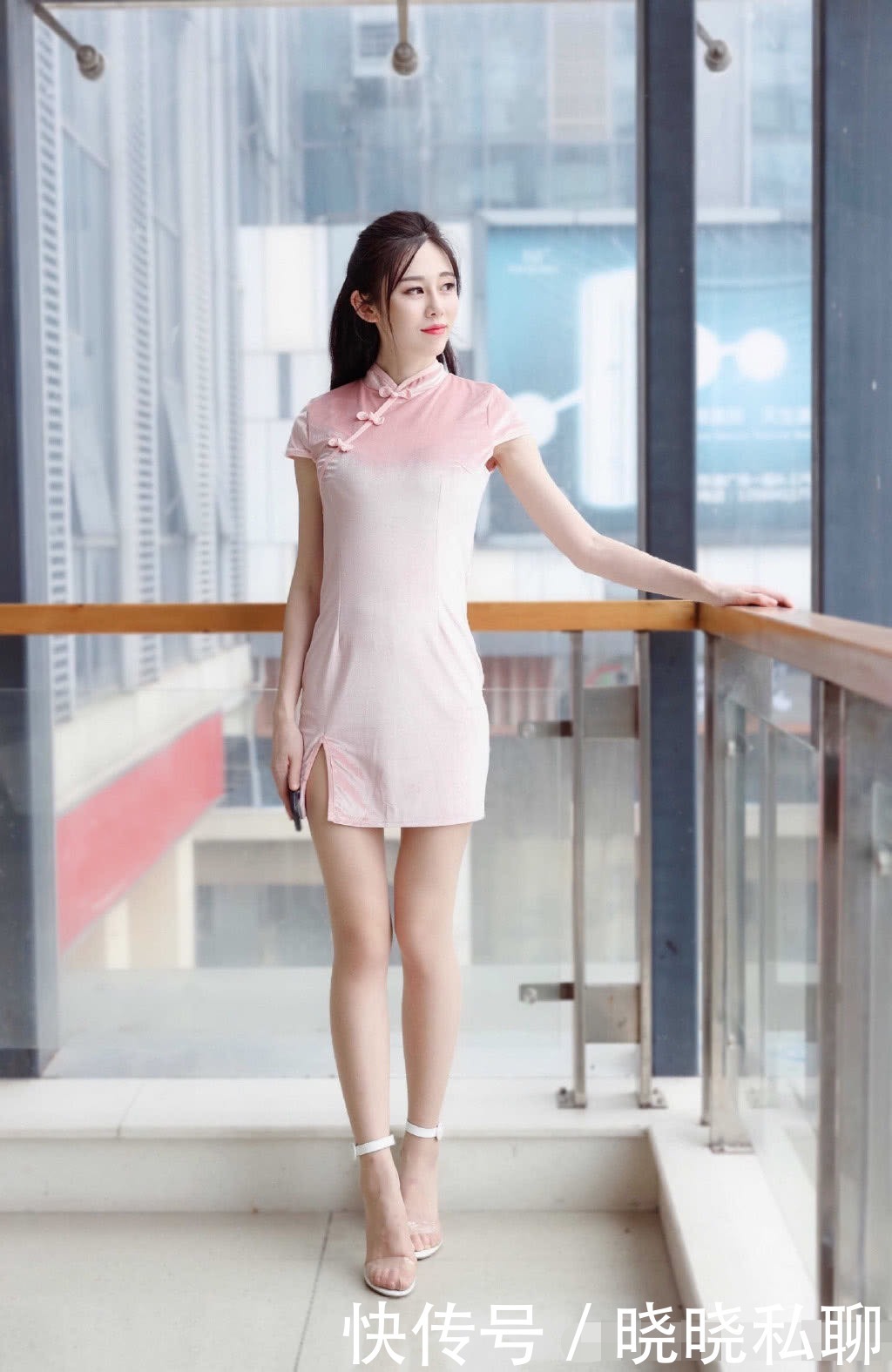  #邻家#“粉红色”的旗袍，让邻家小妹气质更加自信优雅