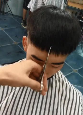 小伙让理发师照着吴亦凡的发型剪，理发师剪成这样，网友：笑喷了