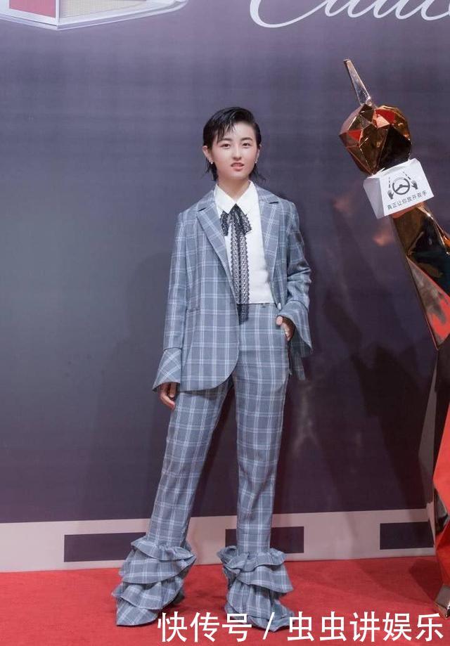 张子枫终于穿对了，白色蛋糕裙清新甜美范儿，网友：换双鞋更好！