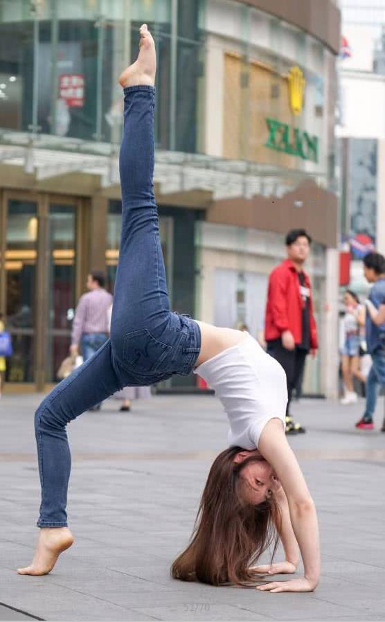 瑜伽小姐姐奶白色的裹胸勾勒波涛汹涌上围，一个姿势都能吸睛无数