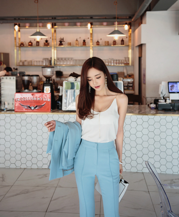 女神孙允珠，峡湾海岸初恋系温柔浅蓝西装