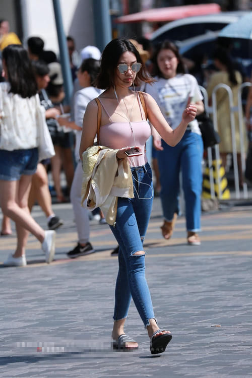 墨镜小姐姐肉粉色紧身吊带，敞露小锁骨丰满美胸，性感气息扑面而