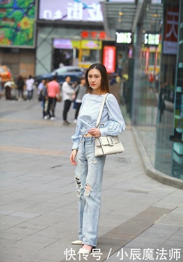 姑娘|路人街拍,姑娘穿一条水洗色破洞牛仔裤,休闲又帅气