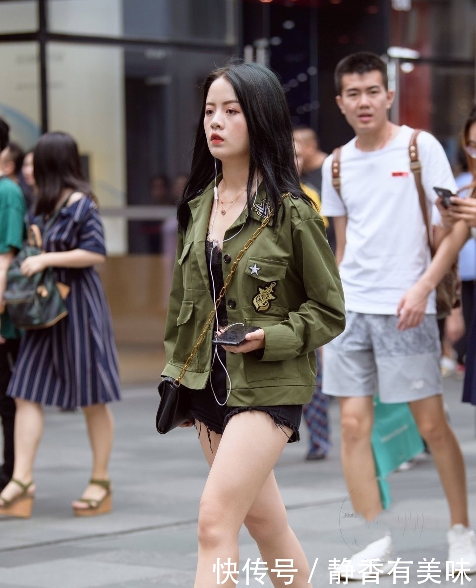 「漂亮」街拍：每个漂亮的女生都应该有一双一字带高跟凉鞋