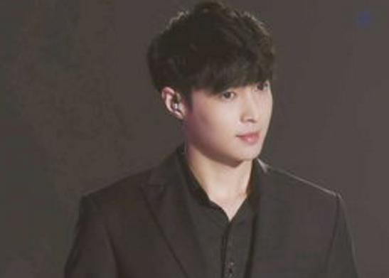 张艺兴空降粉丝群,呆萌的他却马上被秒踢,这是