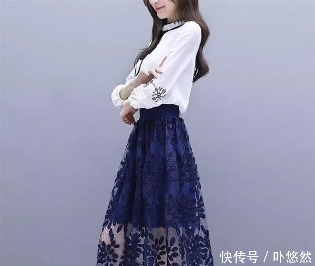 「优雅」女人再美，别穿花枝招展！“小香风”春裙＋平鞋，衬得高雅又减龄