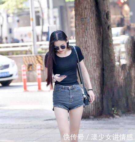 街拍 时尚美女爱秀身材, 吊带深V让人移不开眼睛!