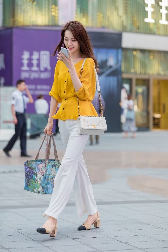 脸上挂着甜美微笑的长裙女孩，拥有着清秀的五官和苗条的身材！