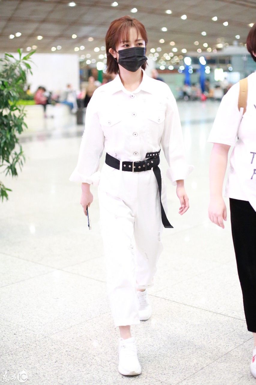 杨紫现身机场，一身白衣搭配黑色腰带，尽显苗条好身材，又瘦了!