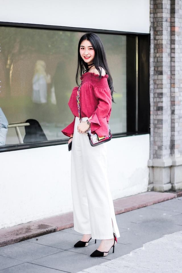 街拍：路遇夏日街头美女，黑色高跟鞋塑造优雅美足，充满女性韵味