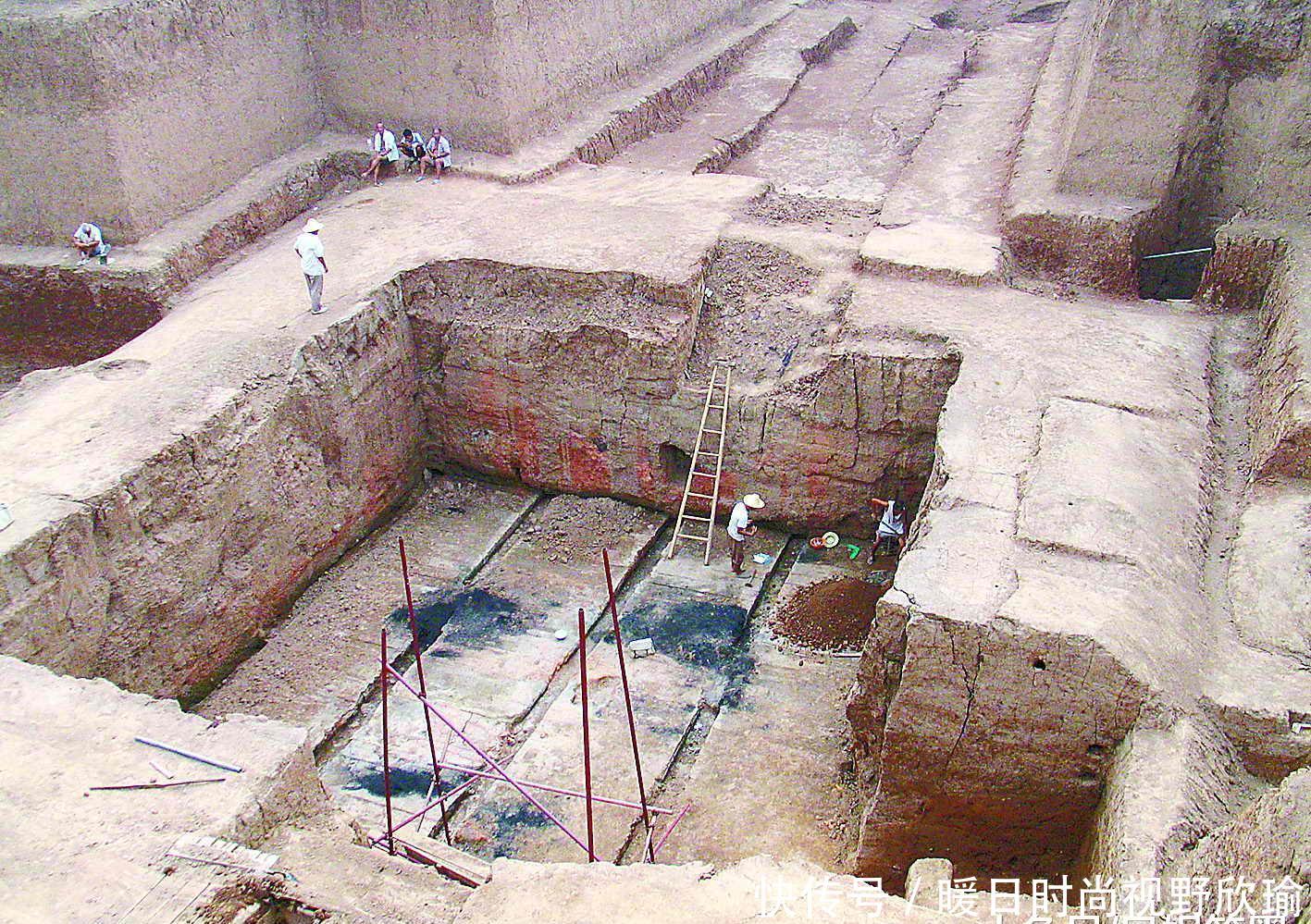 西安小山村发现17座荒坟,考古专家惊呼:埋葬的