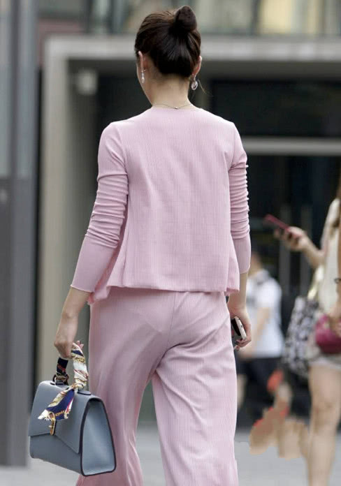 成熟姐姐裹胸背心勒出傲人曲线，粉色套装尽显少女心