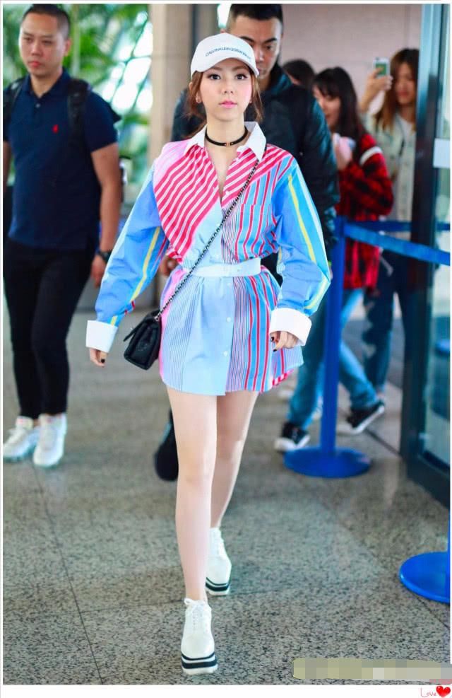 邓紫棋美炸!只是穿了件吊带裙，气质都变高级，网友却吐槽她腿!