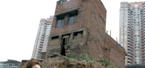 史上最牛钉子户，当初死活不肯搬迁，现如今委屈到睡觉都不安宁！