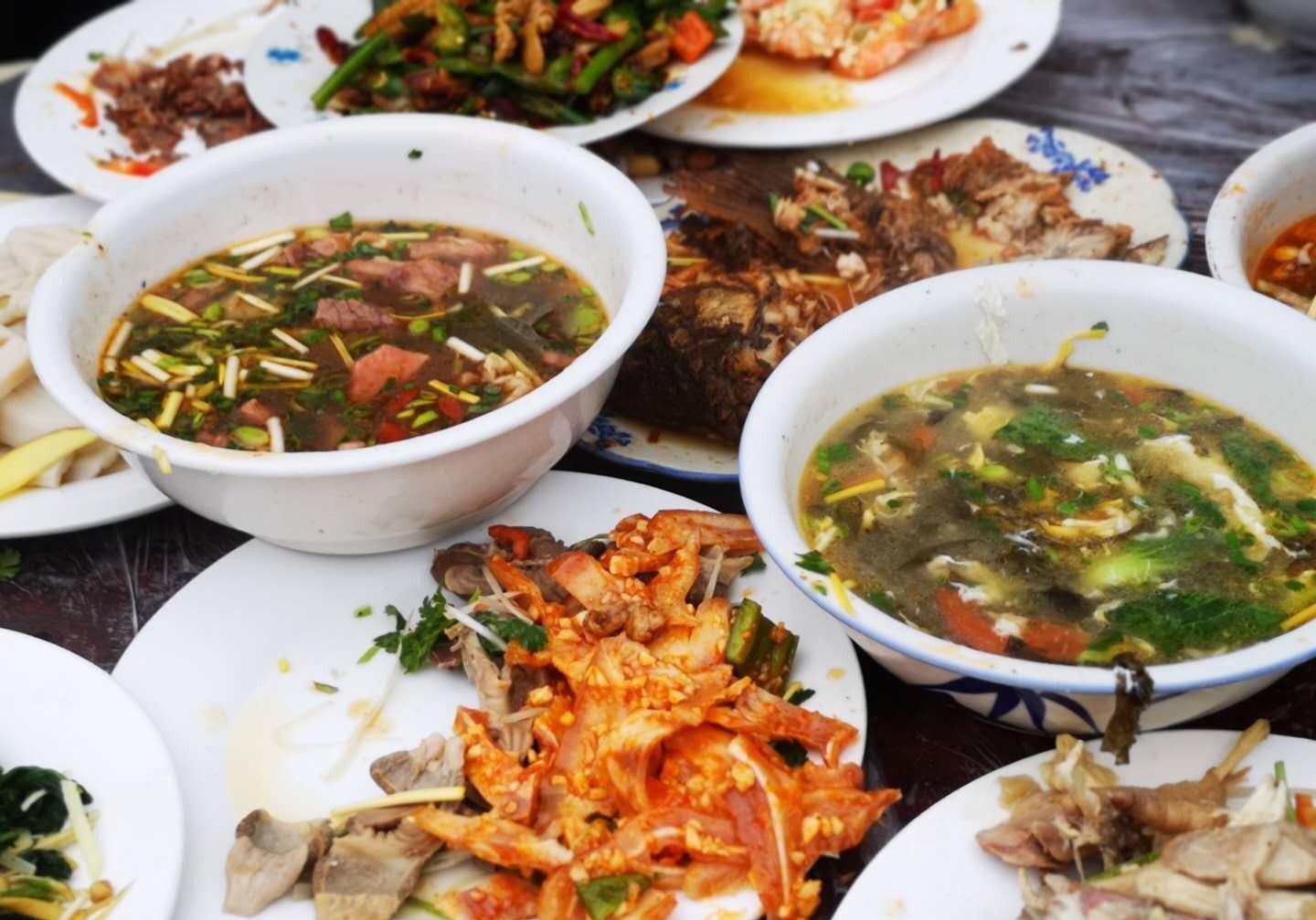 城里人看不懂，农村露天大席，穿着睡衣站着吃