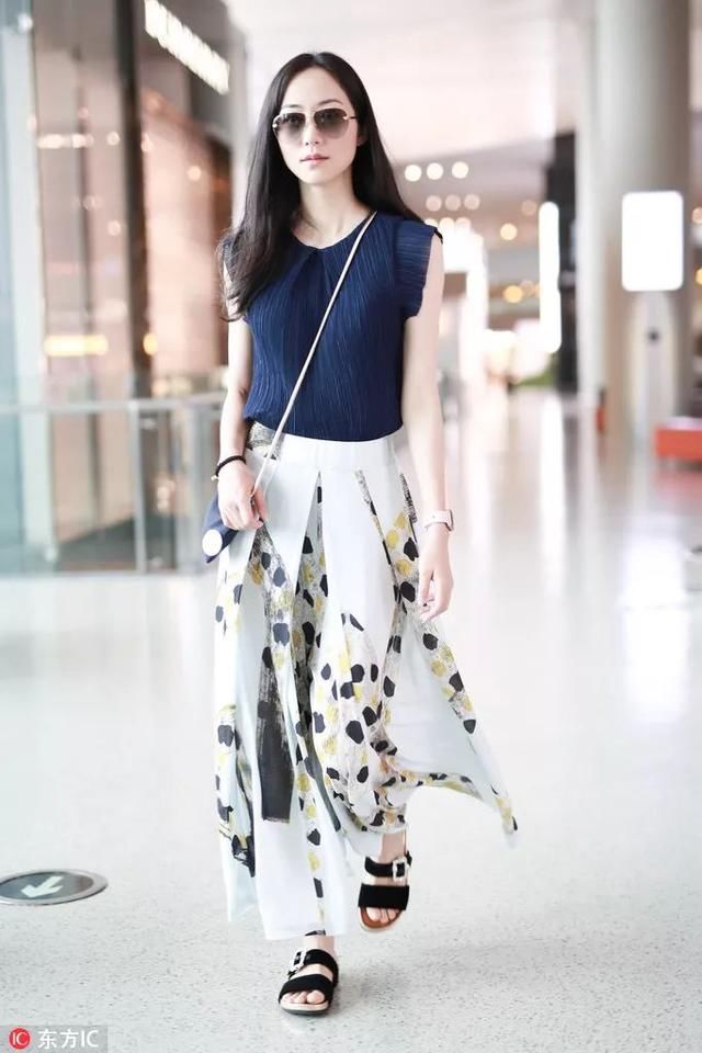 巧穿搭|吴宣仪这双凉鞋还可以，显腿长