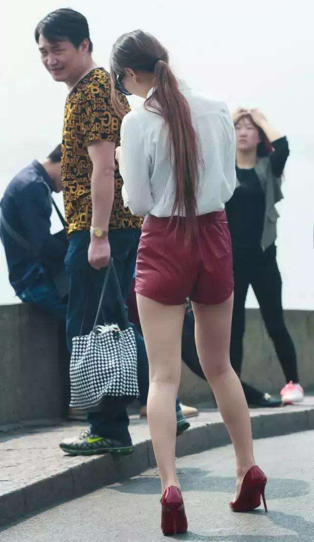 街拍：穿高跟鞋还不习惯的年轻小姐姐，双腿一直弯屈着!